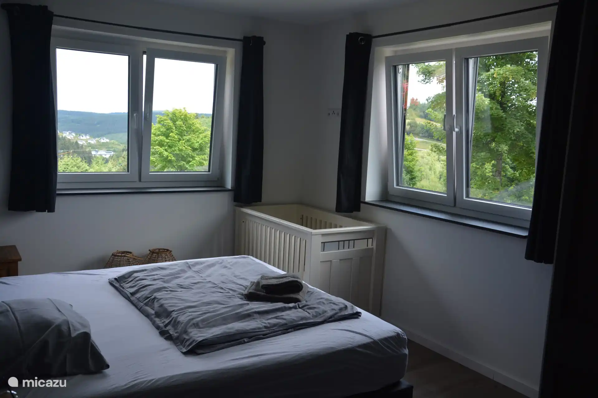 2-persoonskamer begane grond. Beddengoed voor het ledikantje wordt ook door ons verzorgd 