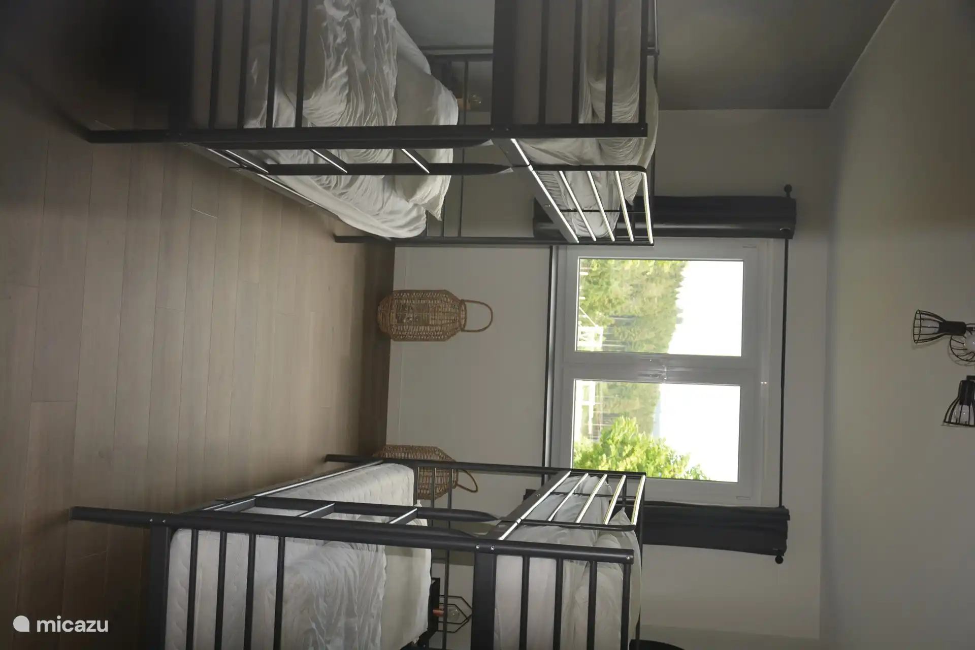 4-persoons slaapkamer op de begane grond. Bedeen zijn bij aankomst opgemaakt en er zijn voor iedereen handdoeken.Een grote en een kleinere