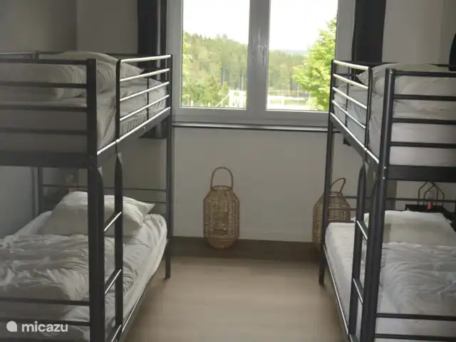 Maison de vacancesWinterberg max 16 pers | Allemagne, Sauerland, Winterberg - maison de vacances Chambre 4 personnes au rez-de-chaussée. Les lits sont faits à l’arrivée et les serviettes sont fournies pour tout le monde. Un grand et un plus petit