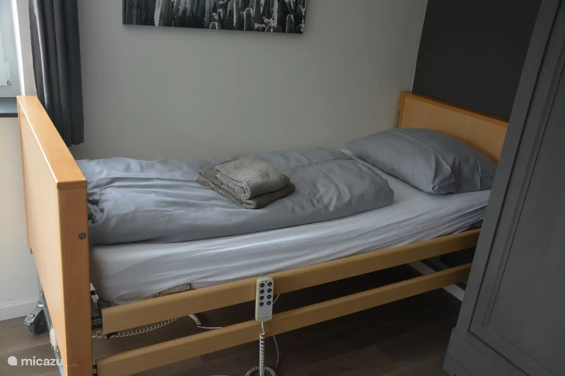 Op verzoek kunnen wij een elektrisch verstelbaar hoog-laag bed plaatsen