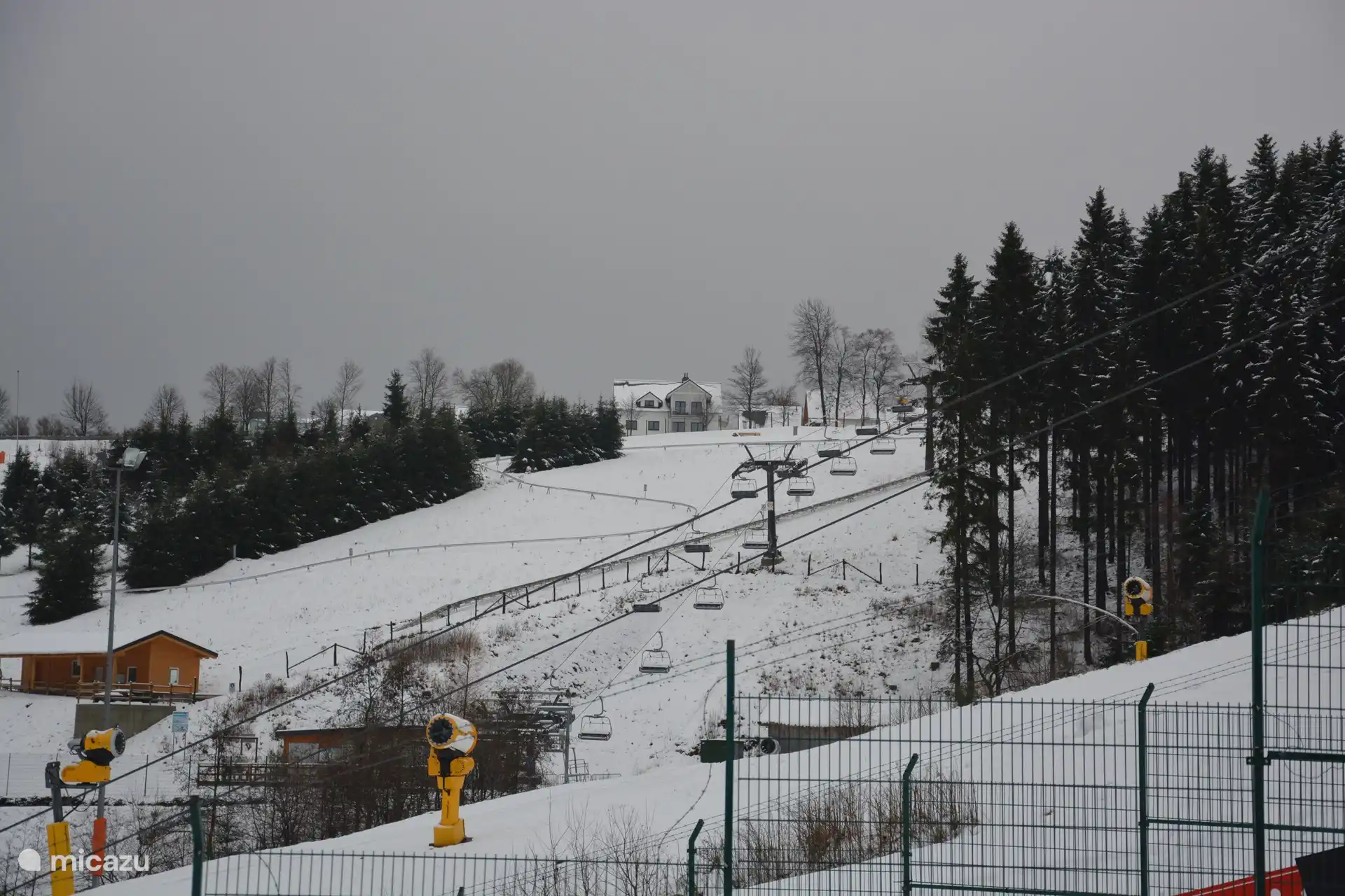 Het huis is direct aan het skigebied van de Skiliftkarussell Winterberg gelegen