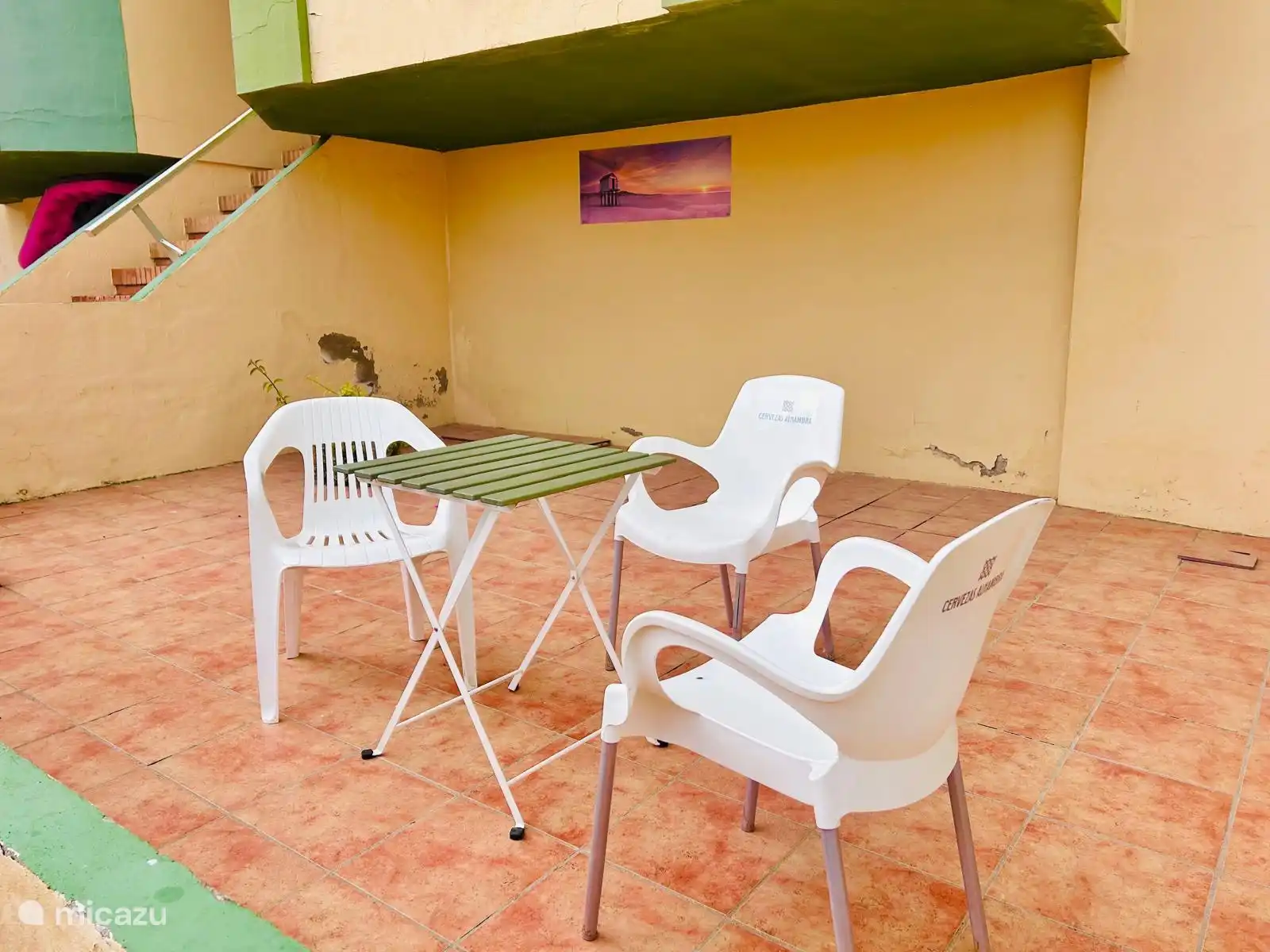 Onder het balkon bevindt zich ook nog een patio, welke hoort bij het appartement.