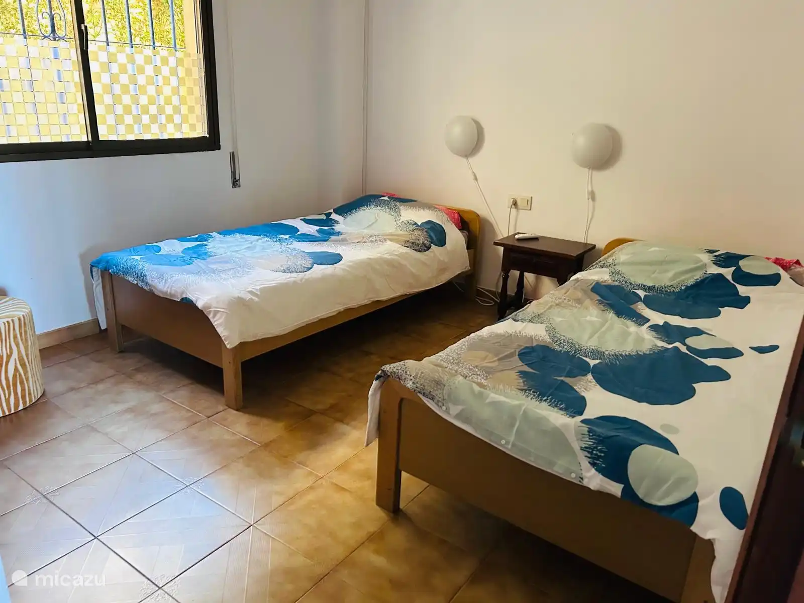 Slaapkamer 2 beschikt over 2 een-persoonsbedden. Tevens heeft deze kamer een airco die kan verwarmen en koelen.