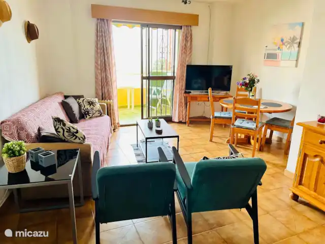Casa de Estepa, Torremolinos huren in Spanje, Costa del Sol, Torremolinos - appartement De woonkamer gezien vanuit de keuken. Uiteraard heb je de beschikking over een televisie met Nederlandse zenders.