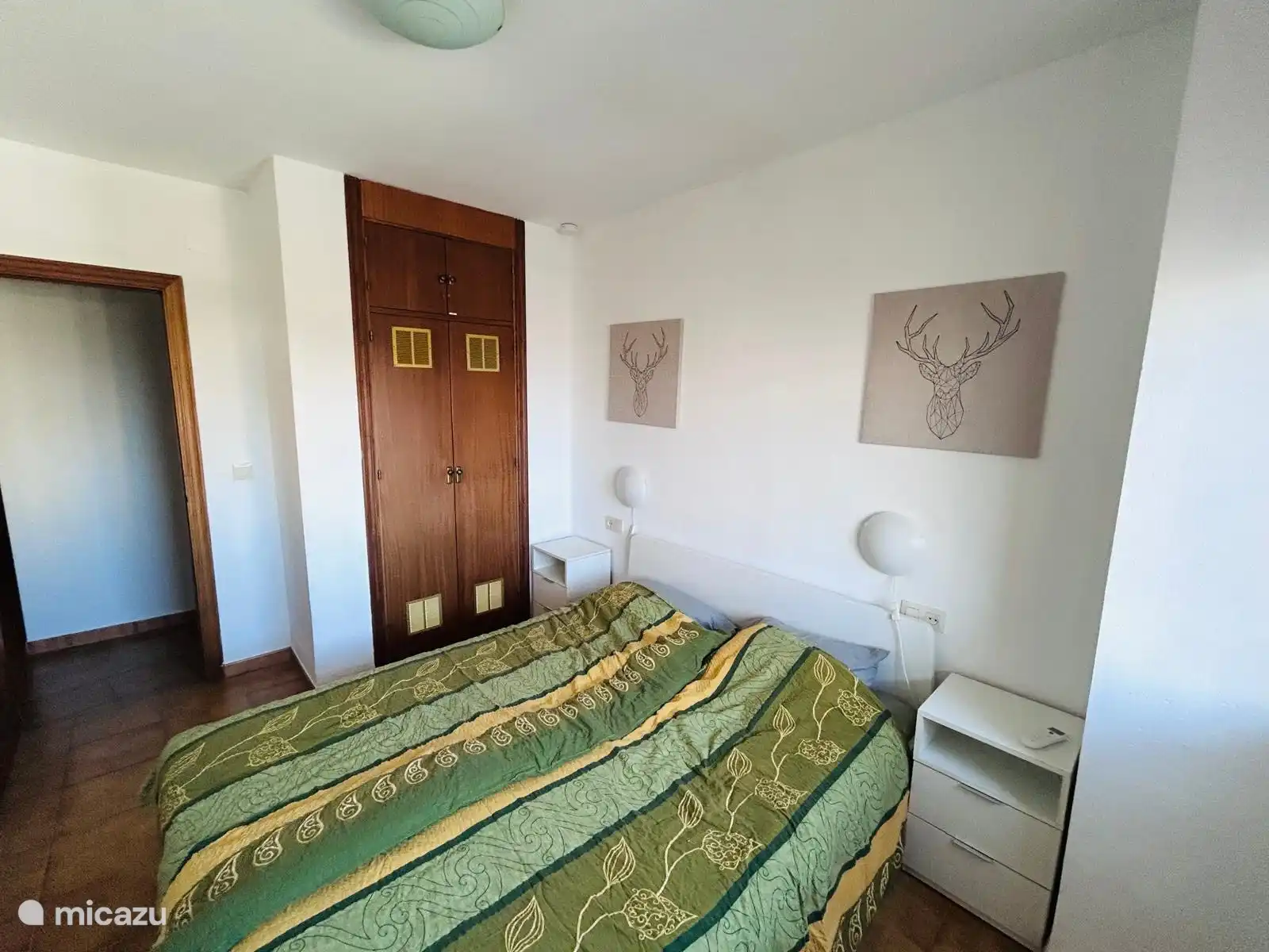 Slaapkamer 1 beschikt over een tweepersoonsbed en een ingebouwde kast. Daarnaast mag een airco, die zowel kan koelen als verwarmen natuurlijk niet ontbreken.