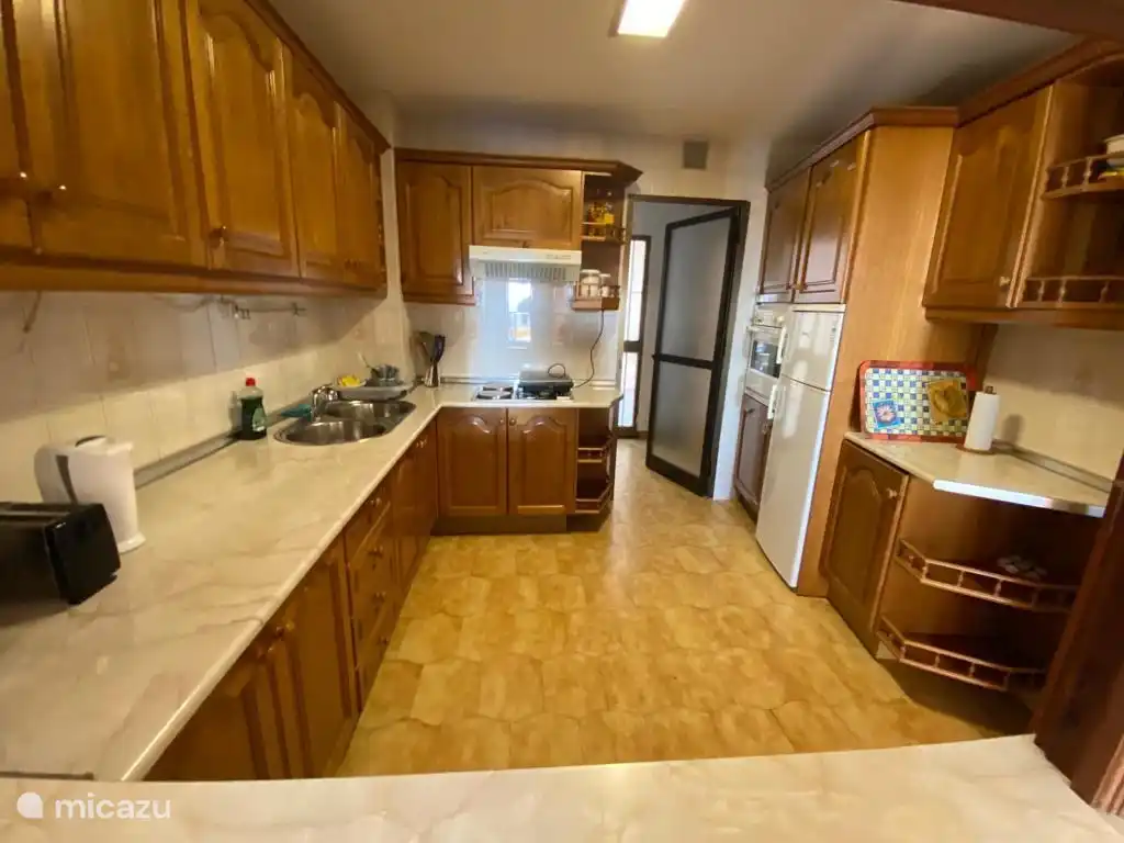 Die Küche ist komplett ausgestattet; Kühlschrank, Kaffeemaschine, genügend Töpfe, Pfannen und Gläser. Ein Toaster ist ebenfalls vorhanden.