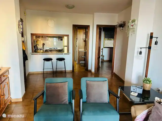 Casa de Estepa, Torremolinos huren in Spanje, Costa del Sol, Torremolinos - appartement De woonkamer beschikt over een bank en twee stoelen. Tevens staan er bar-krukken bij de keuken, wel zo gezellig.