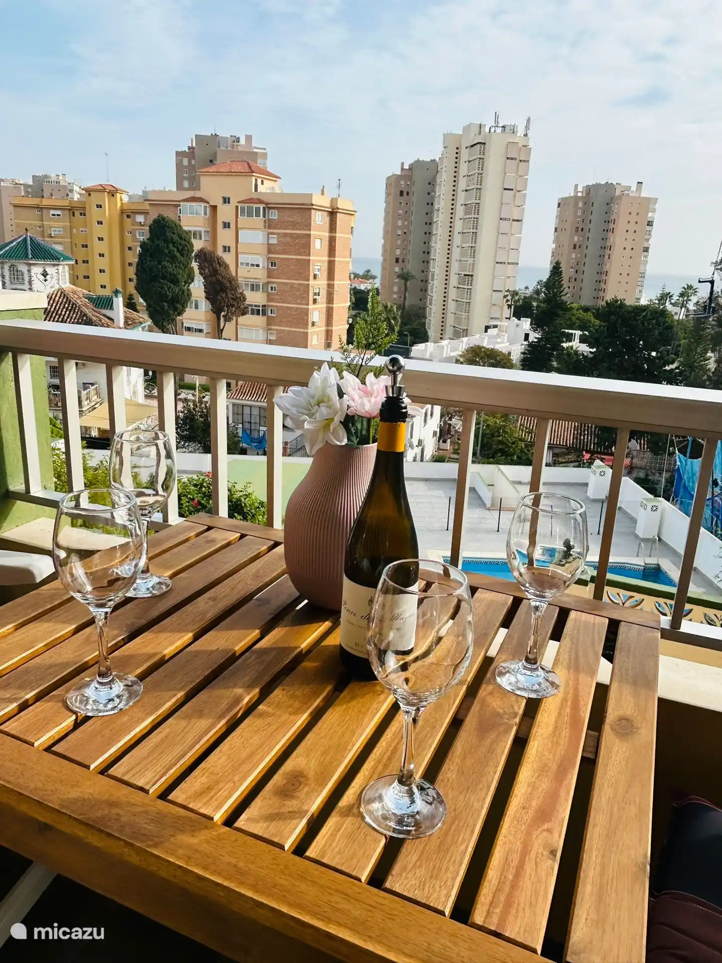 Du kannst den sonnigen Balkon genießen.