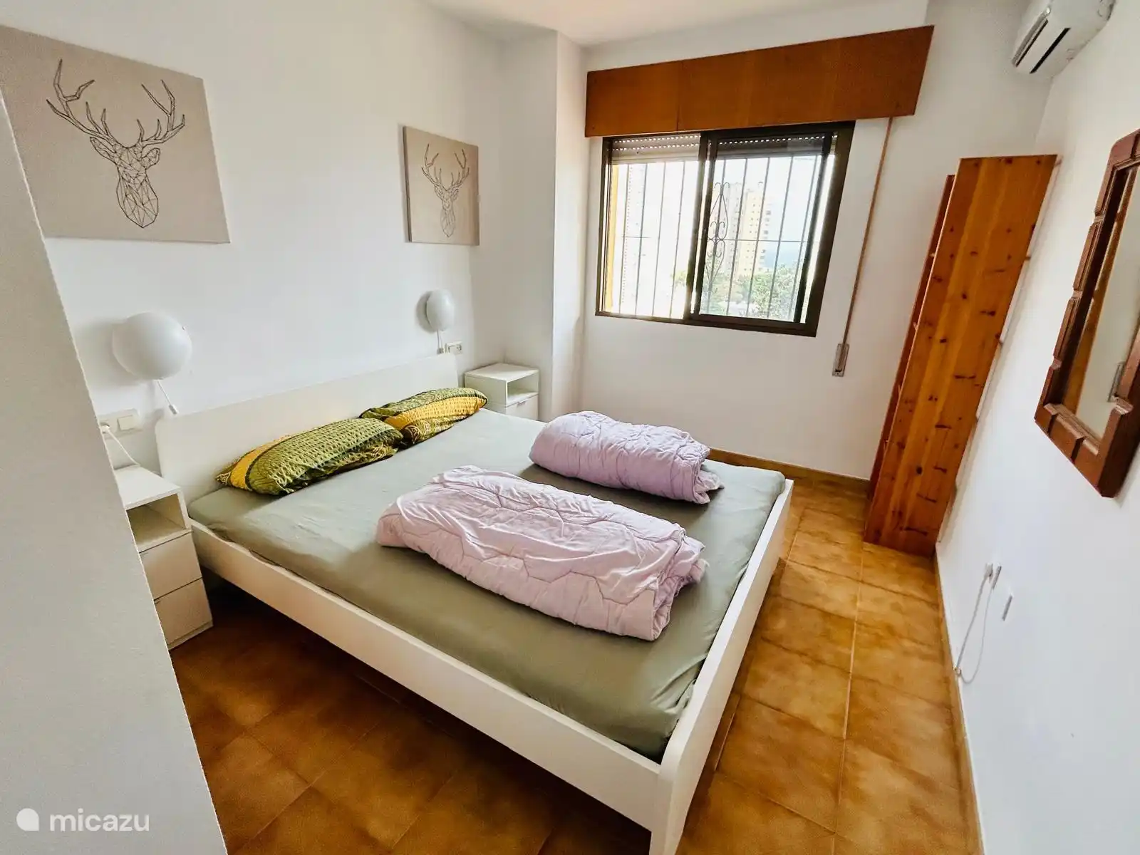 Schlafzimmer 1 verfügt über ein Doppelbett und einen Einbauschrank. Darüber hinaus darf natürlich auch eine Klimaanlage nicht fehlen, die sowohl kühlen als auch heizen kann.