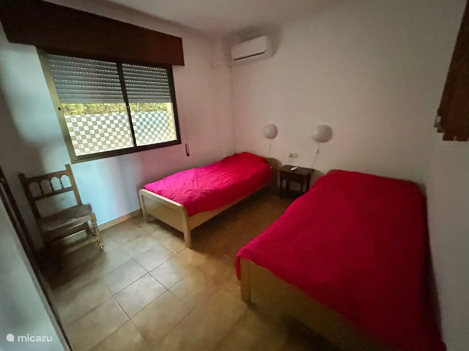 Das zweite Schlafzimmer verfügt über zwei Einzelbetten, einen Einbauschrank und eine Klimaanlage zum Kühlen und Heizen.