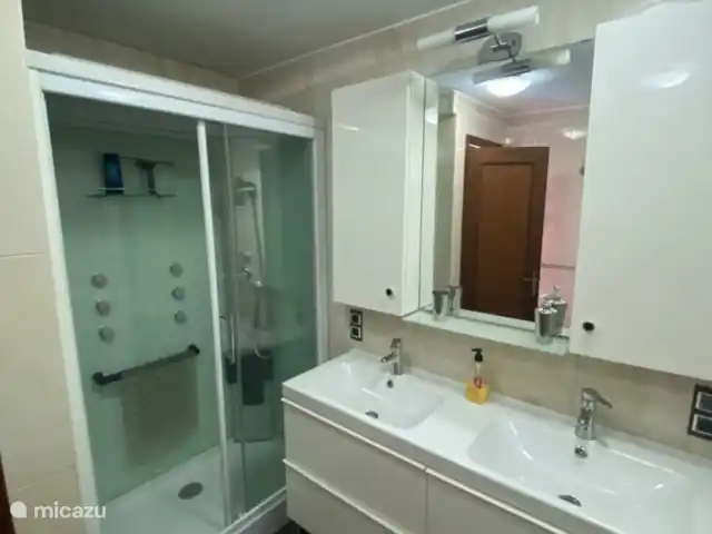 Casa de Estepa, Torremolinos huren in Spanje, Costa del Sol, Torremolinos - appartement De douche is van alle gemakken voorzien; een regen-douche, hand-douche en sproeiers achter je rug. Tevens vind je hier ook het toilet.