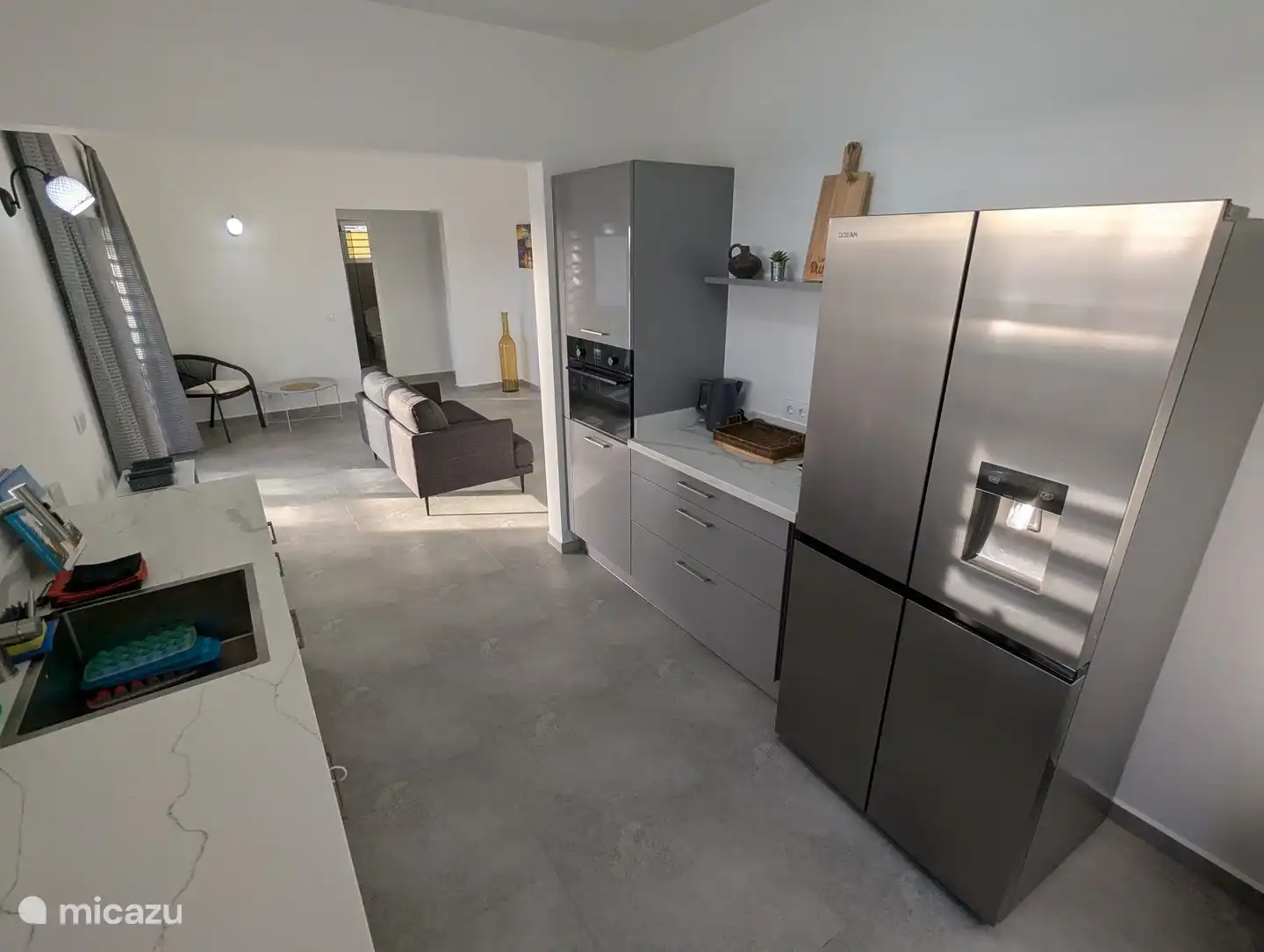 Keuken, doorkijk in de woonkamer