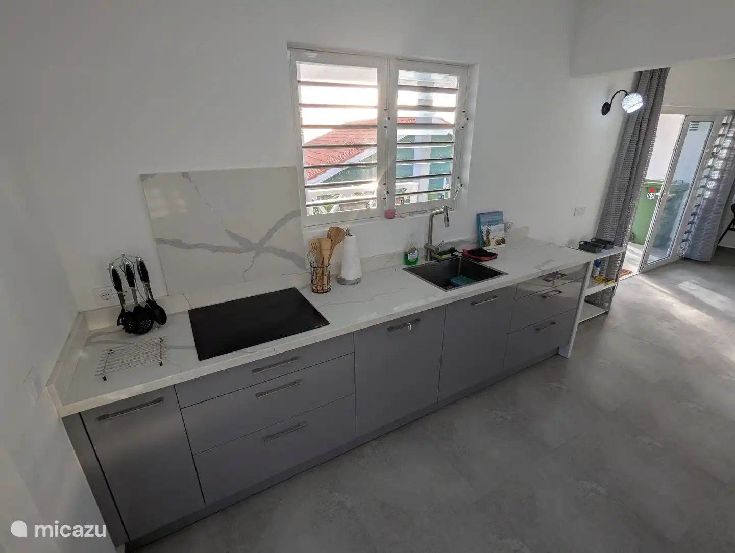 Keuken met vaatwasser en inductiekookplaat