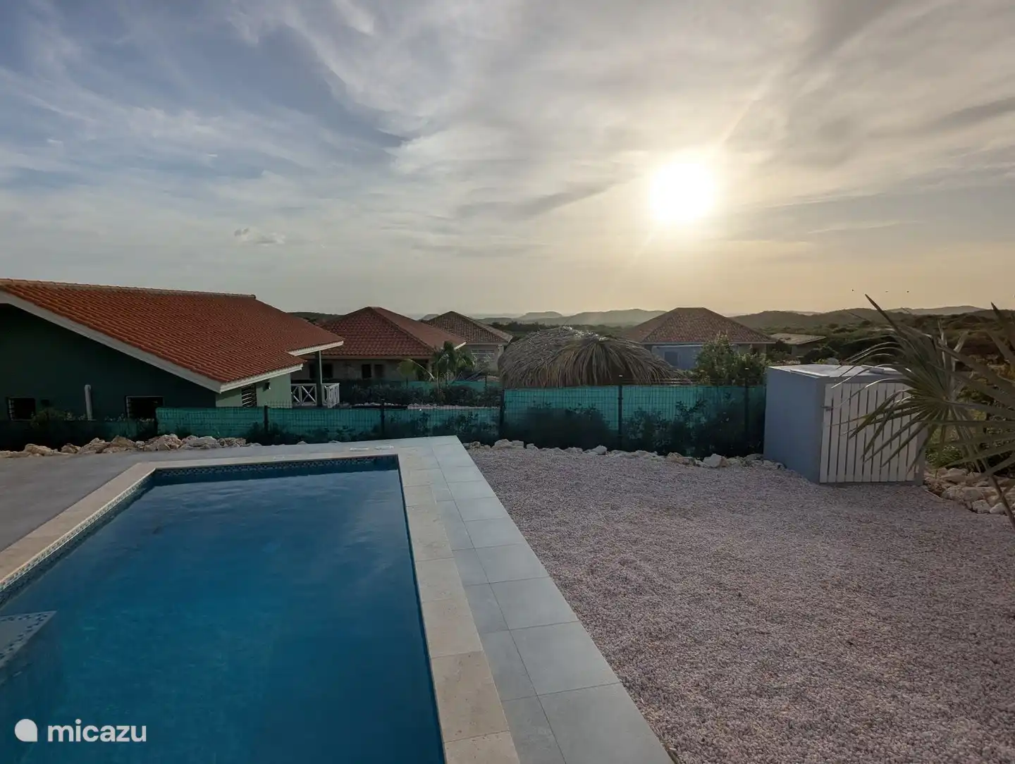Uitzicht op de oceaan vanuit het zwembad in de achtertuin