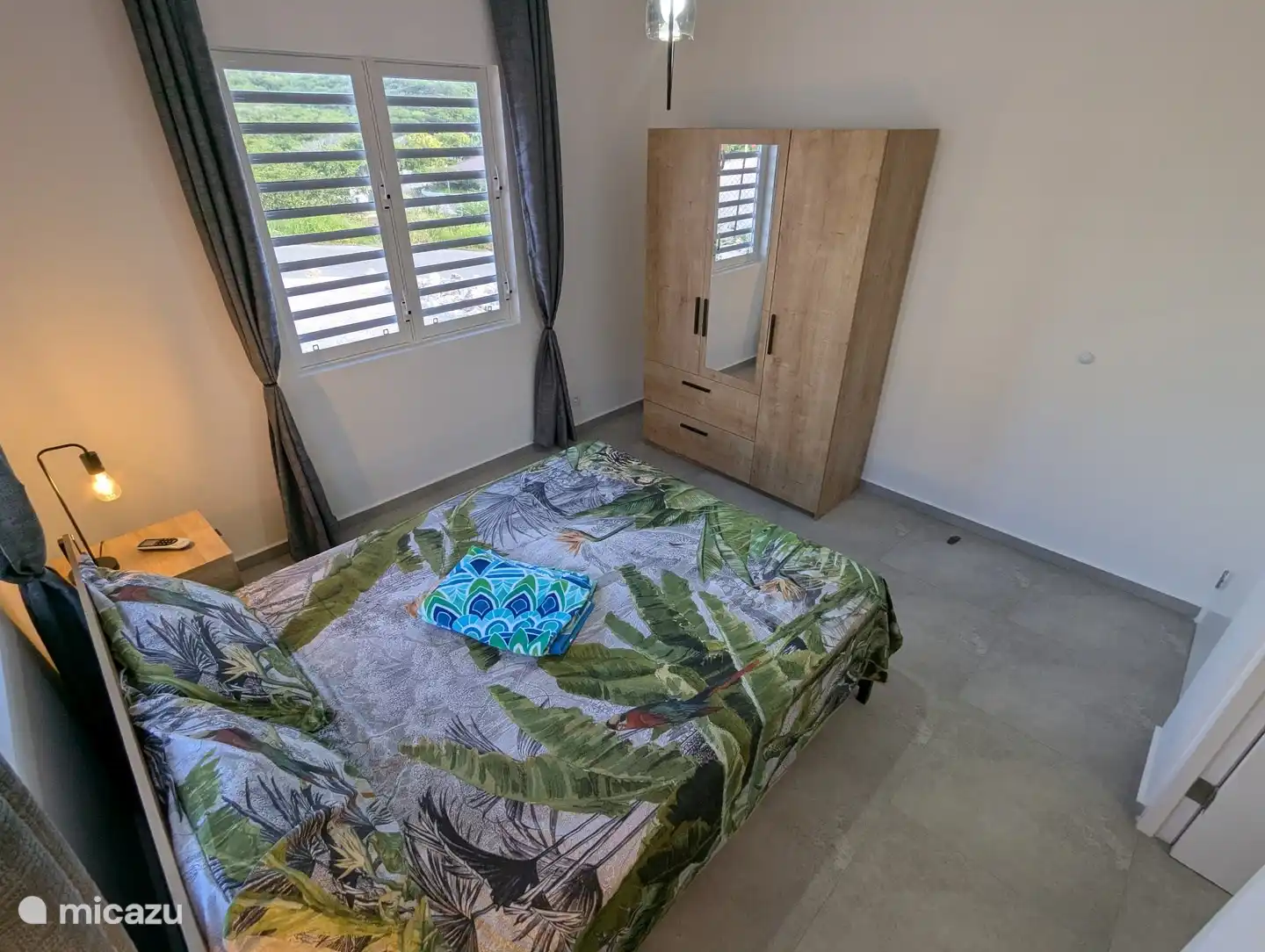 Hoofdslaapkamer, deur naar en-suite badkamer aan de rechterkant