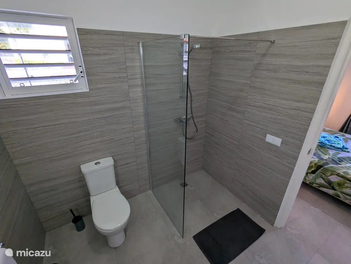 En-suite badkamer, hoofdslaapkamer aan de rechterkant