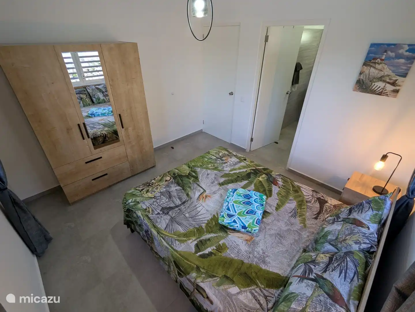 Hoofdslaapkamer, deur naar en-suite badkamer aan de rechterkant