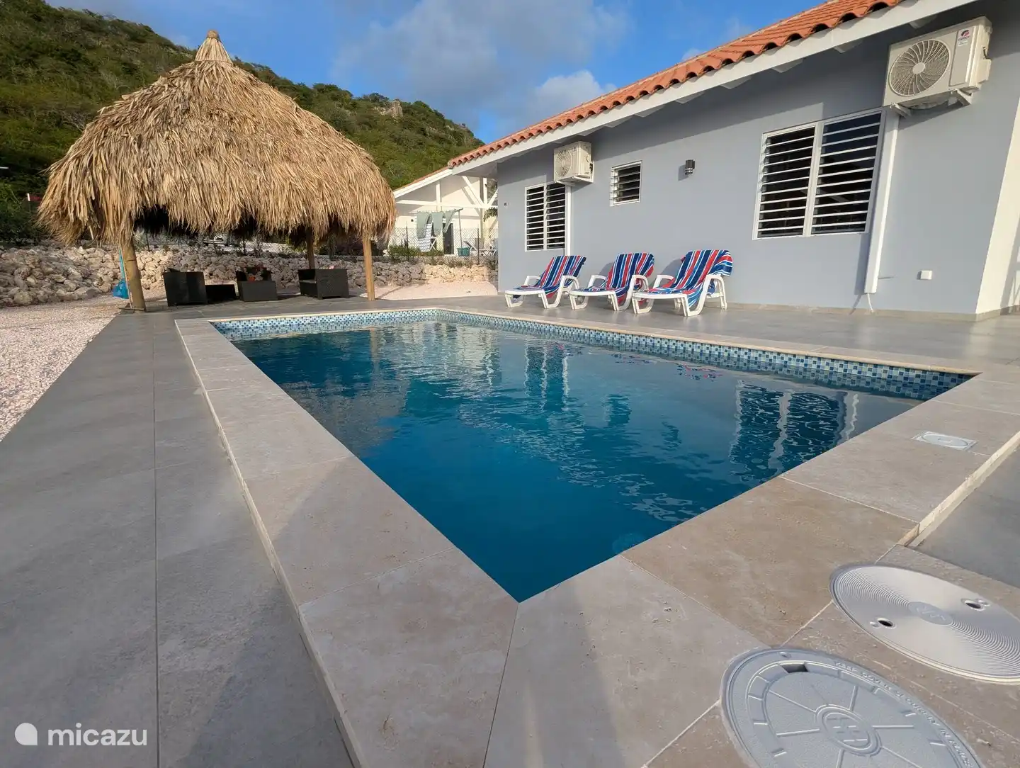 Achtertuin met privé zwembad en palapa