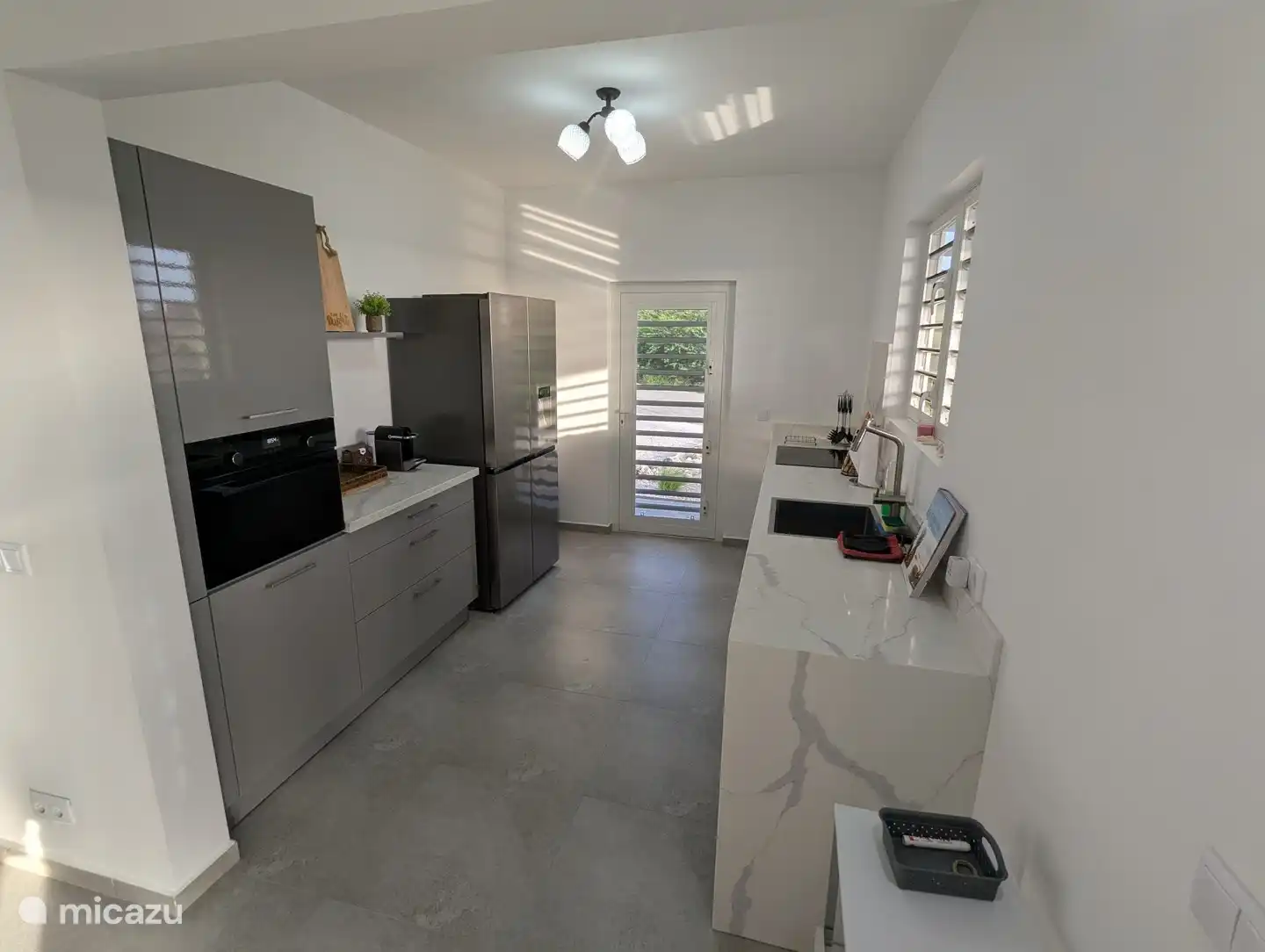 Volledig ingerichte keuken met inductiekookplaat, oven/magnetron combo, vaatwasser, koelkast/vriezer en alle gebruiksmogelijkheden