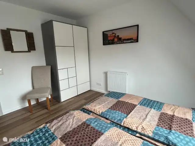 Location de Vacances Allemagne, Sauerland, Bad Laasphe, appartement - Ancienne Boulangerie - 3 Chambres Toutes les chambres disposent d’une armoire, d’une chaise, d’une table de chevet et d’une Smart TV