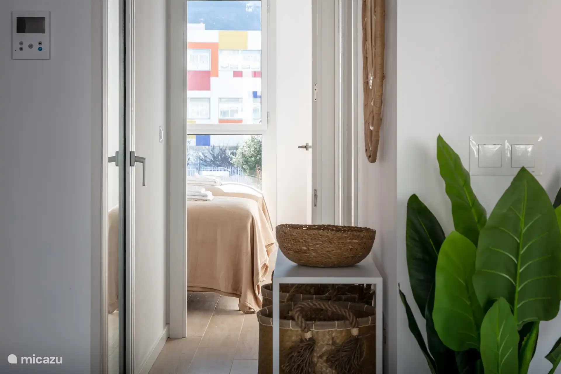 Uirzich vanaf de keuken naar de slaapkamers.