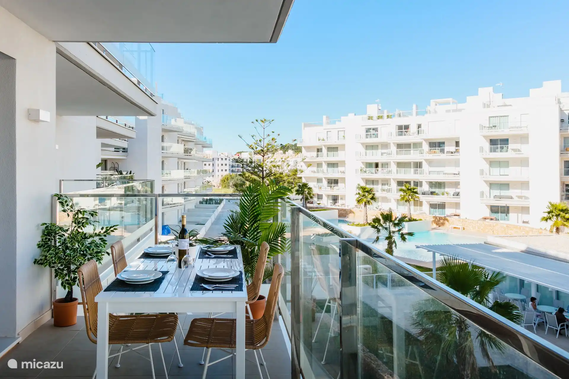 Balkon en uitzicht van de tuin