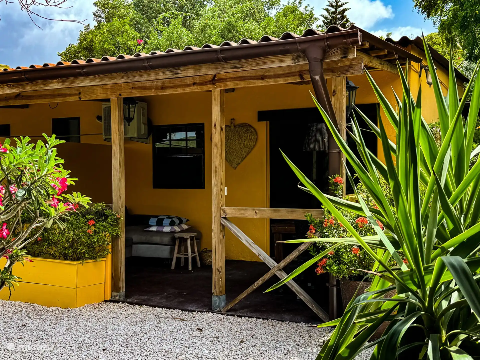 Atmosférico y rodeado de palmeras y flores tropicales.