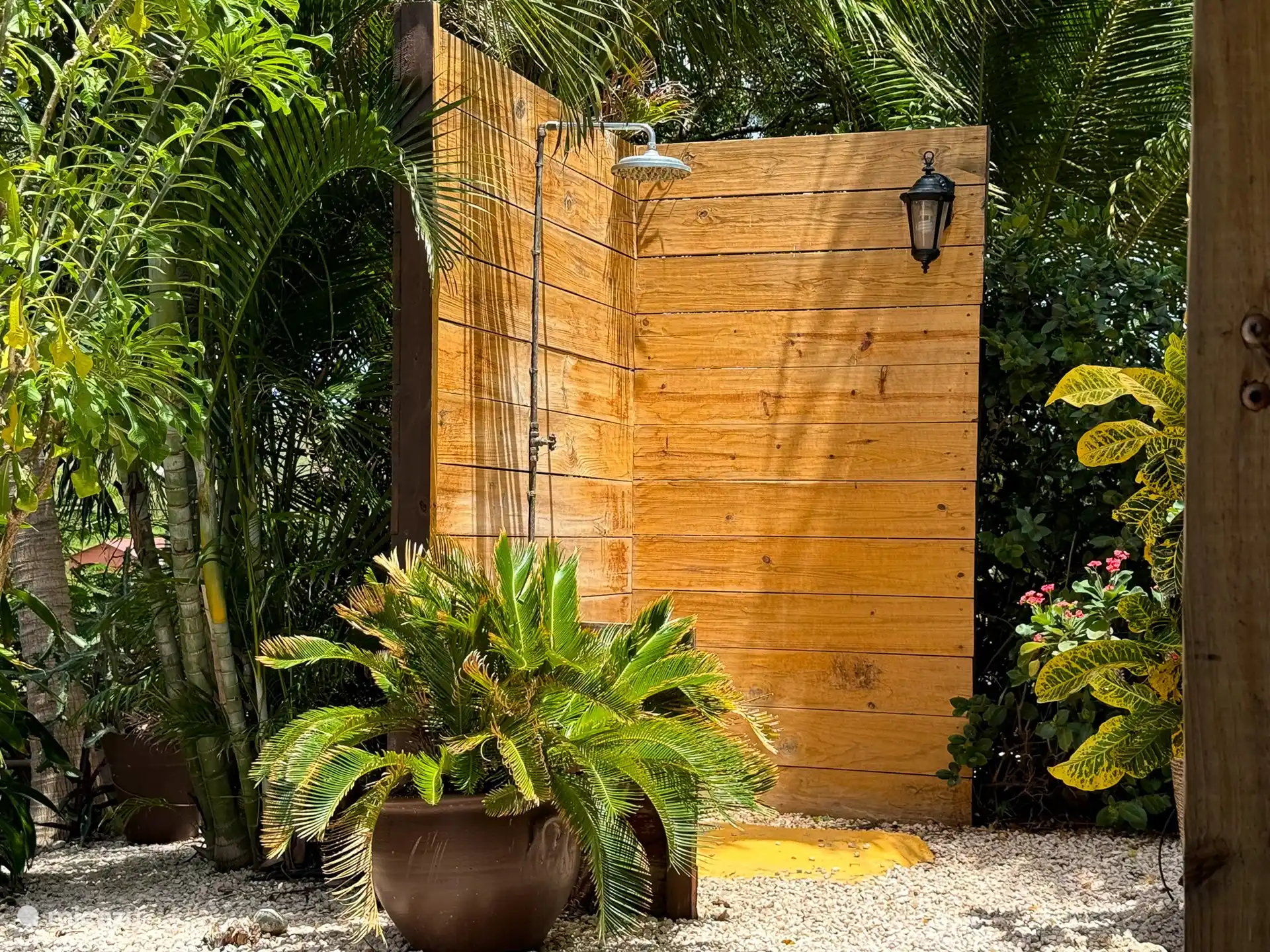 Ducha exterior en los estudios.