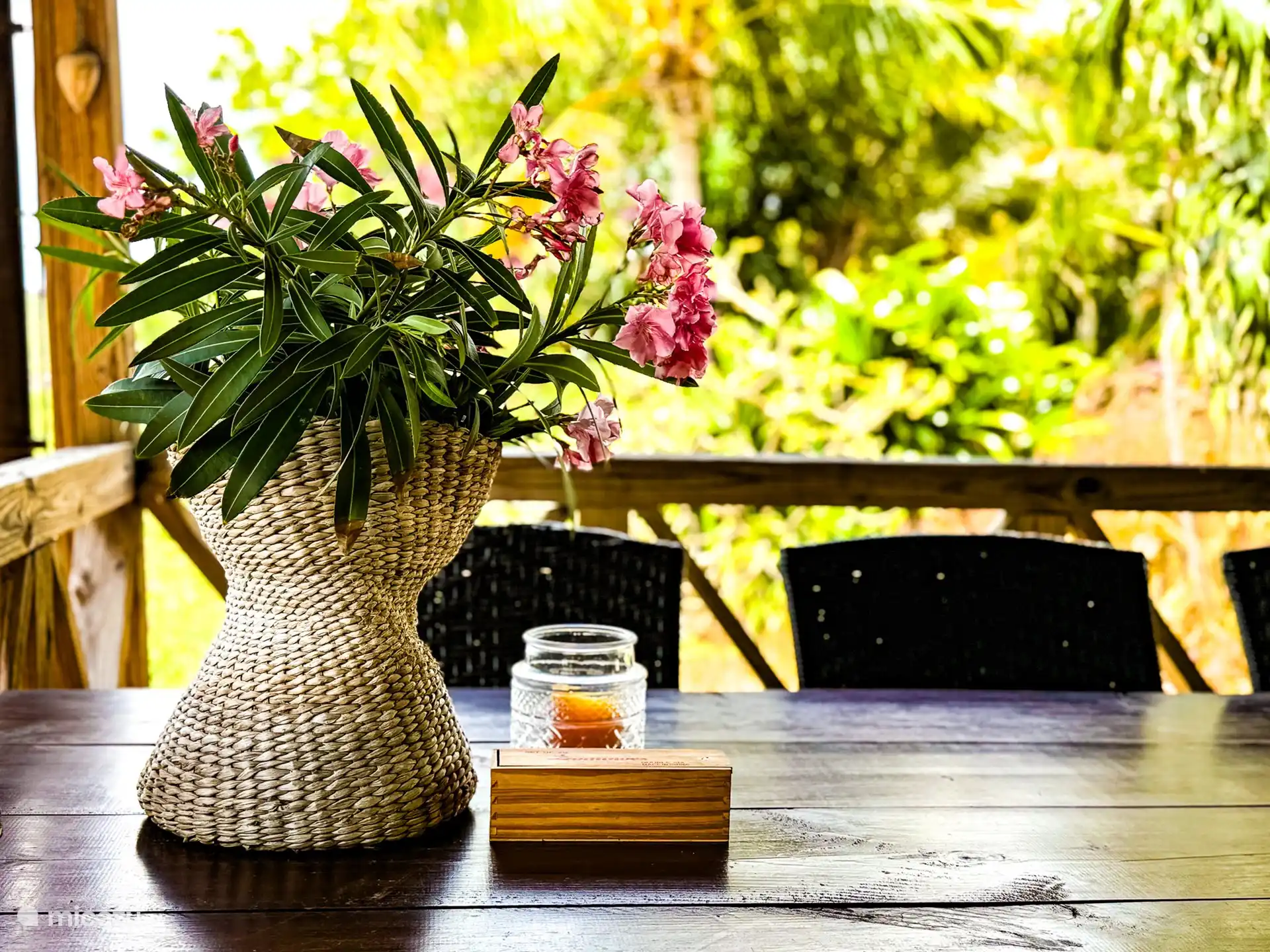 Frente a los estudios hay una gran cocina al aire libre con una terraza sombreada. Un lugar resguardado donde el viento siempre refresca y es maravilloso alojarse. La cocina al aire libre está totalmente equipada con estufa, placa grill, prensa francesa, hervidor de agua, licuadora, etc. Hay asientos de bar alrededor de la cocina y hay 
