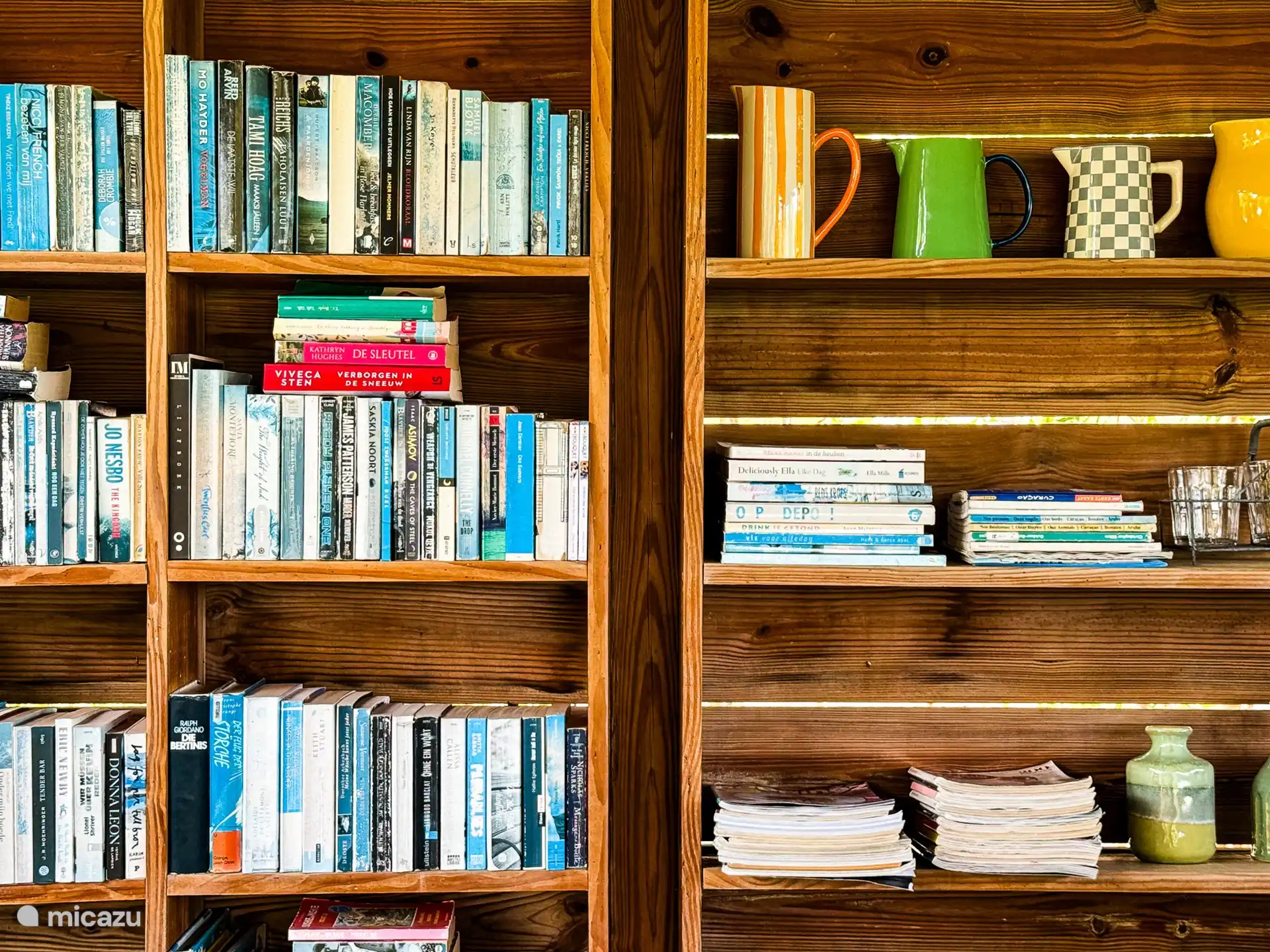 Frente a los estudios hay una gran cocina al aire libre con una terraza sombreada. Un lugar resguardado donde el viento siempre refresca y es maravilloso alojarse. La cocina al aire libre está totalmente equipada con estufa, placa grill, prensa francesa, hervidor de agua, licuadora, etc. Hay asientos de bar alrededor de la cocina y hay 