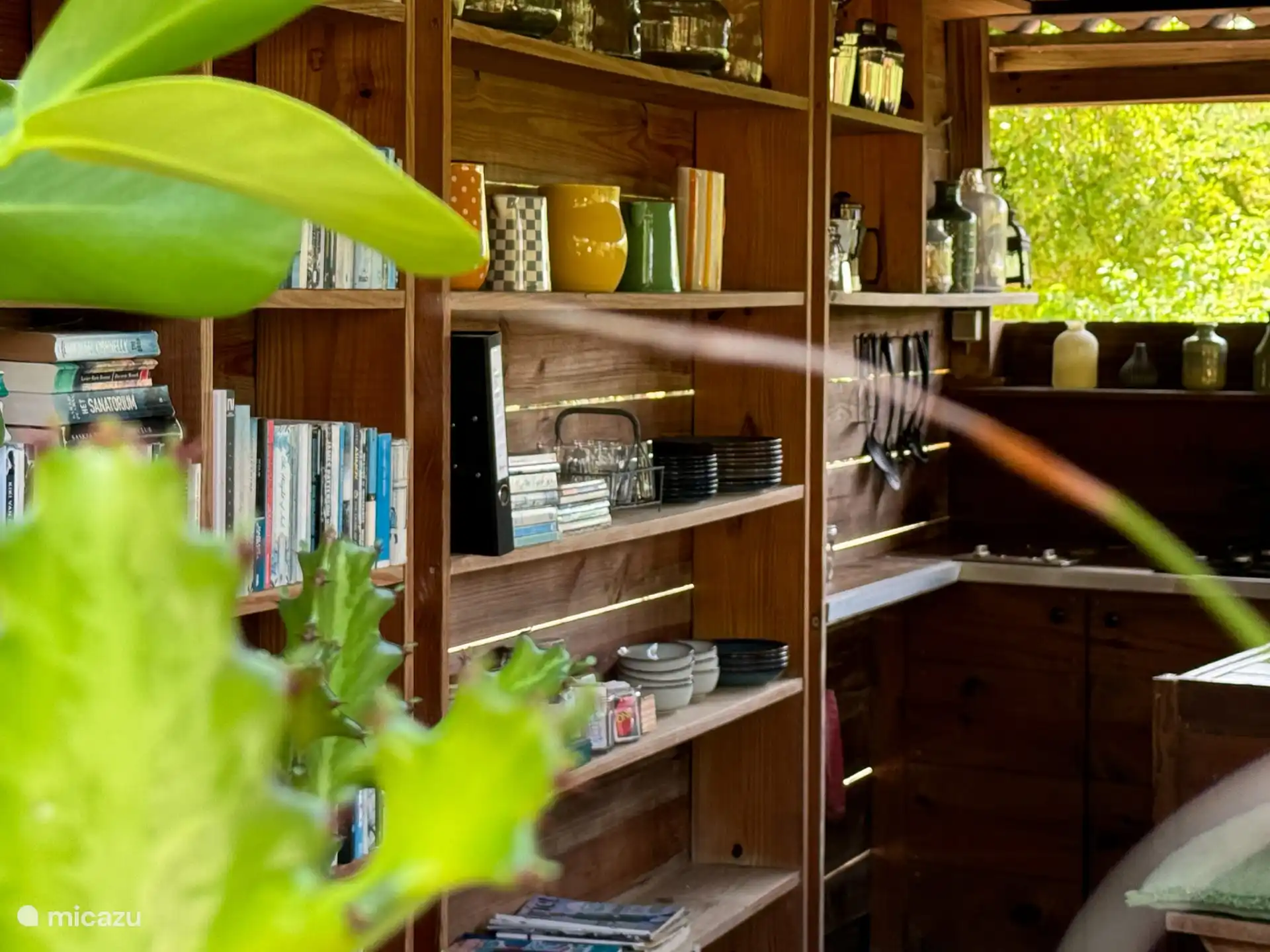 Frente a los estudios hay una gran cocina al aire libre con una terraza sombreada. Un lugar resguardado donde el viento siempre refresca y es maravilloso alojarse. La cocina al aire libre está totalmente equipada con estufa, placa grill, prensa francesa, hervidor de agua, licuadora, etc. Hay asientos de bar alrededor de la cocina y hay 