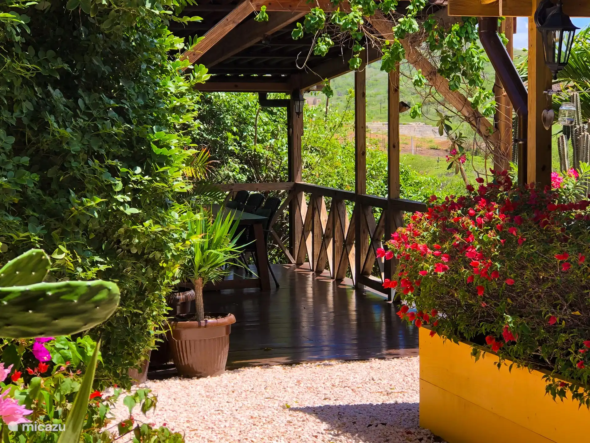 Frente a los estudios hay una gran cocina al aire libre con una terraza sombreada. Un lugar resguardado donde el viento siempre refresca y es maravilloso alojarse. La cocina al aire libre está totalmente equipada con estufa, placa grill, prensa francesa, hervidor de agua, licuadora, etc. Hay asientos de bar alrededor de la cocina y hay 