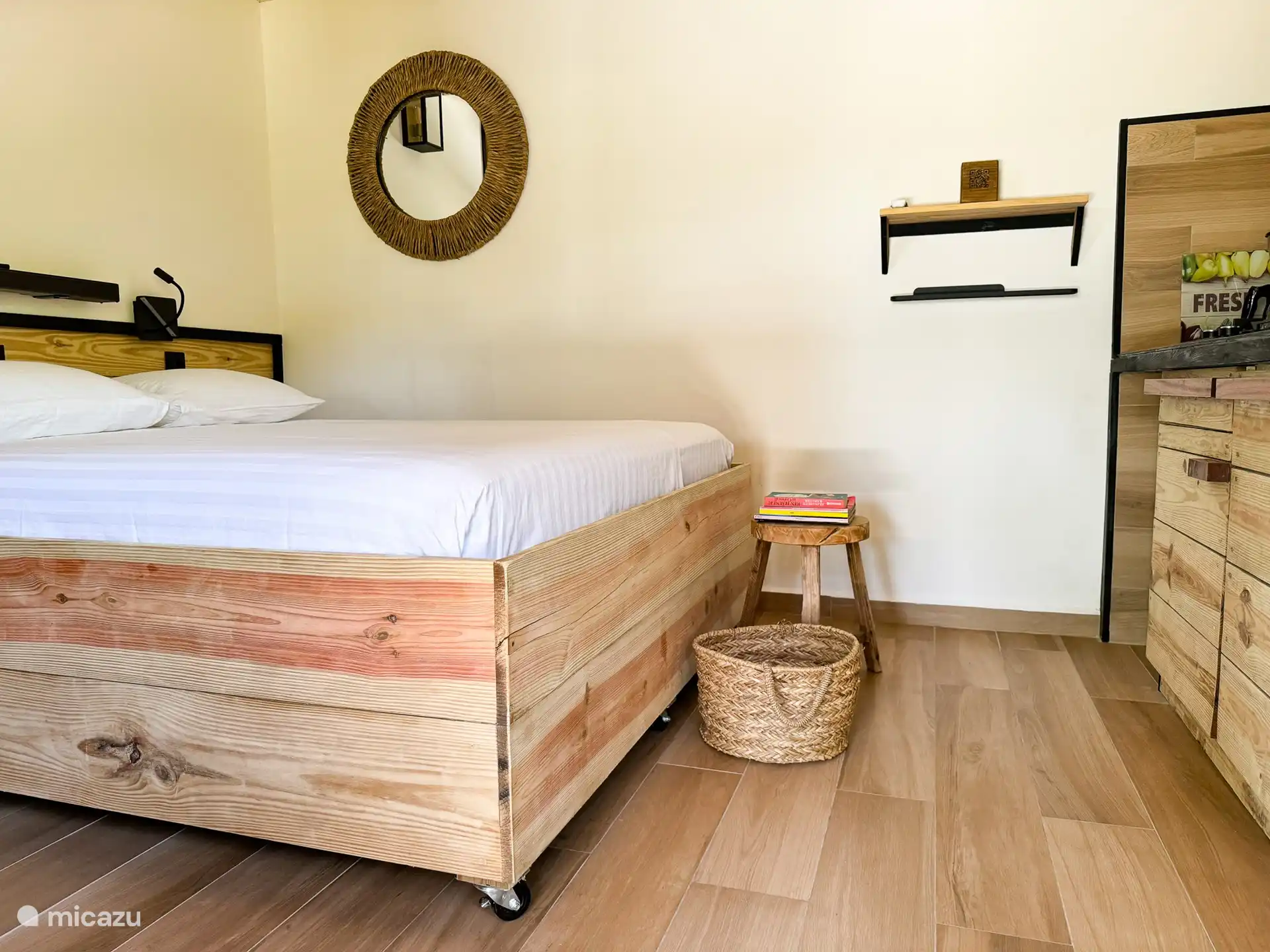 Cama doble hecha con algodón blanco fresco, para una noche de sueño reparador.