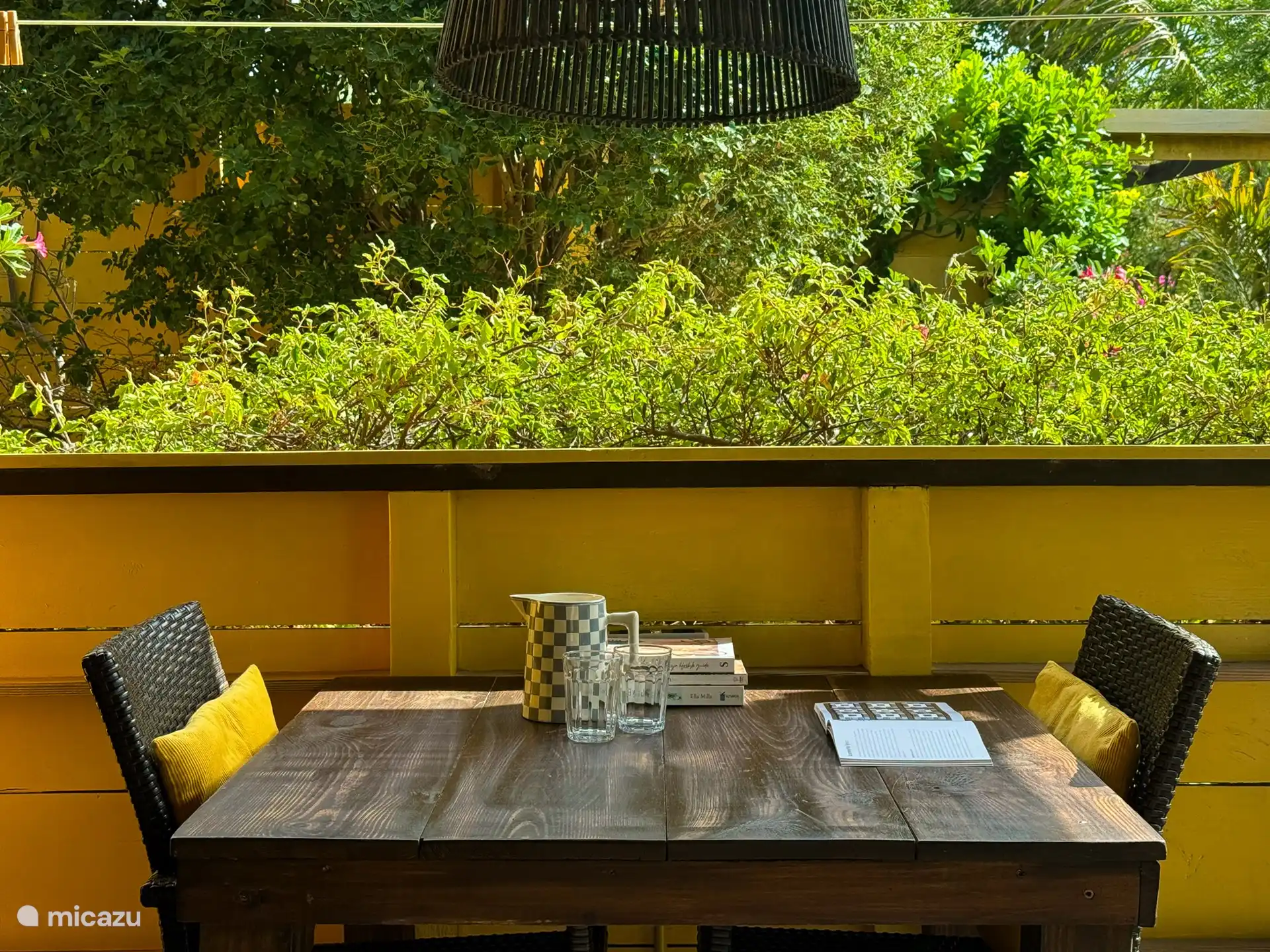 Mesa de comedor y barbacoa en el porche.