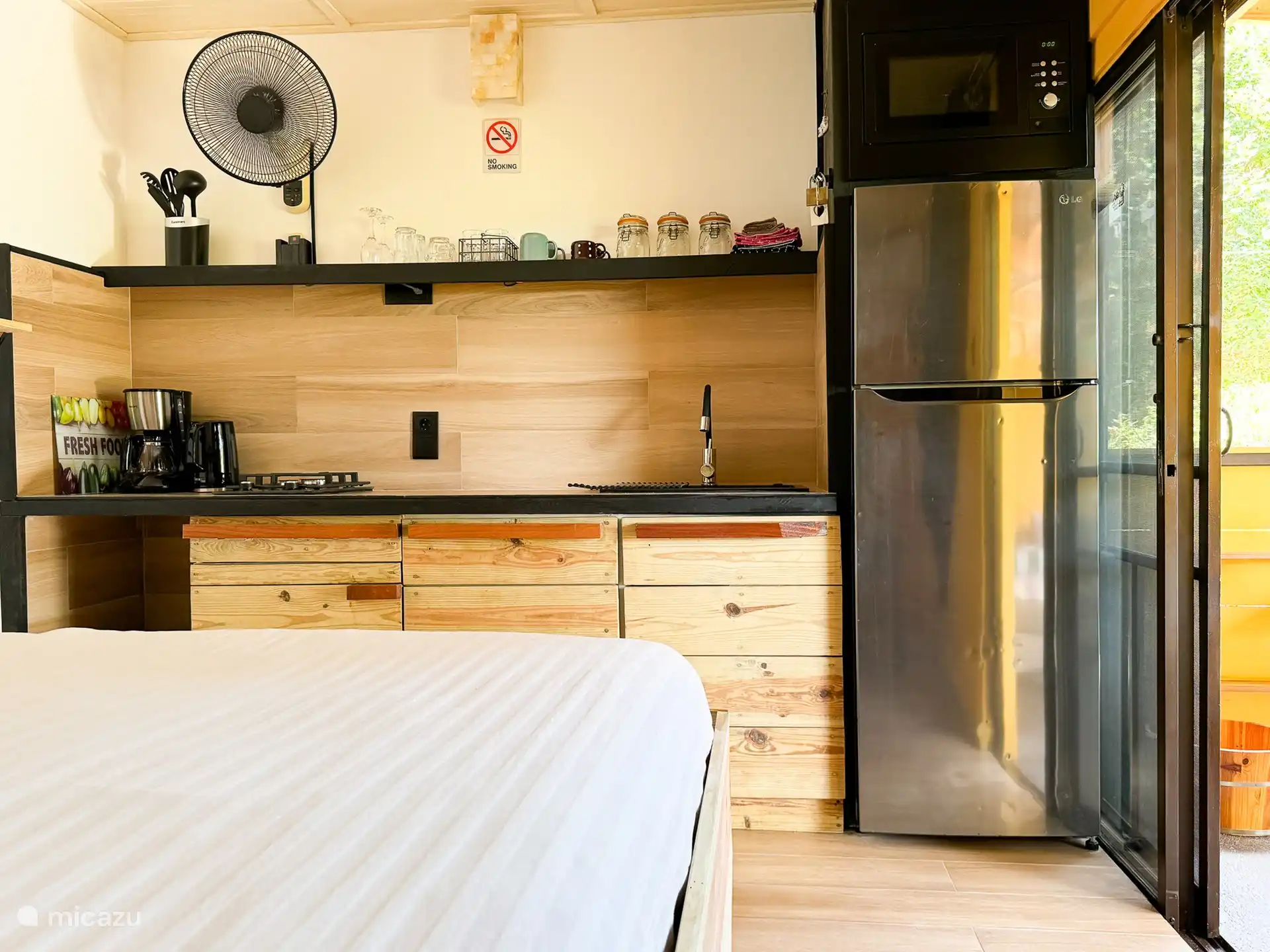 Cocina totalmente equipada. Además de la cocina en el estudio, también hay una cocina al aire libre (compartida).