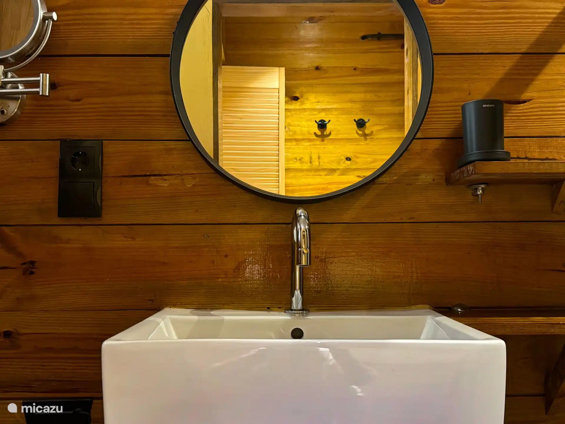 Baño separado, con lavabo, ducha e inodoro: hay muchas toallas esponjosas para el baño y la playa.