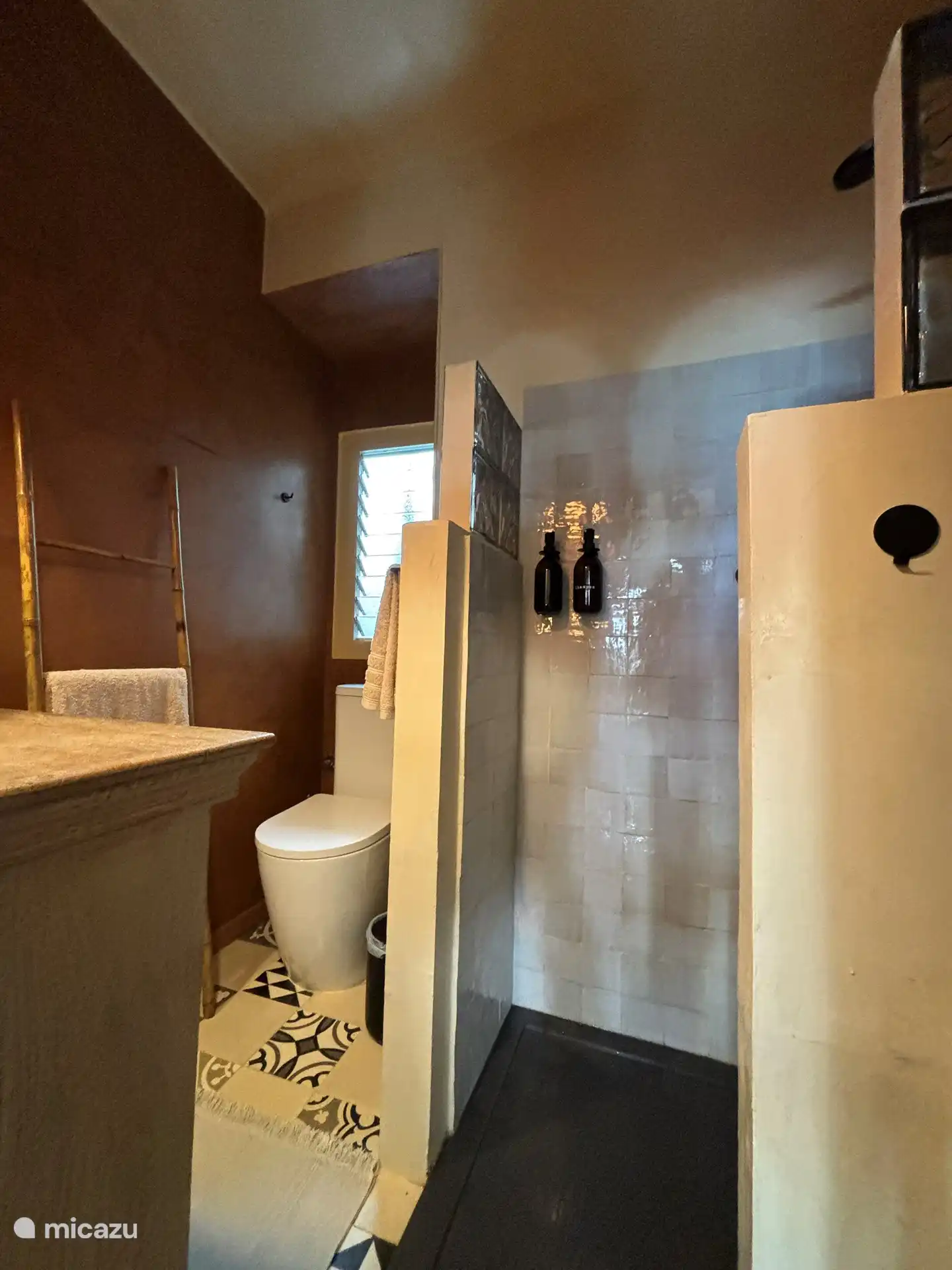 Badezimmer Toilette und Dusche