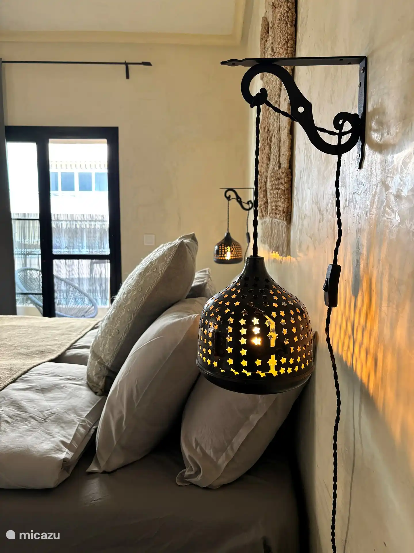 Detailansicht Bett Schlafzimmer (Hauptschlafzimmer mit Blick auf den Balkon)