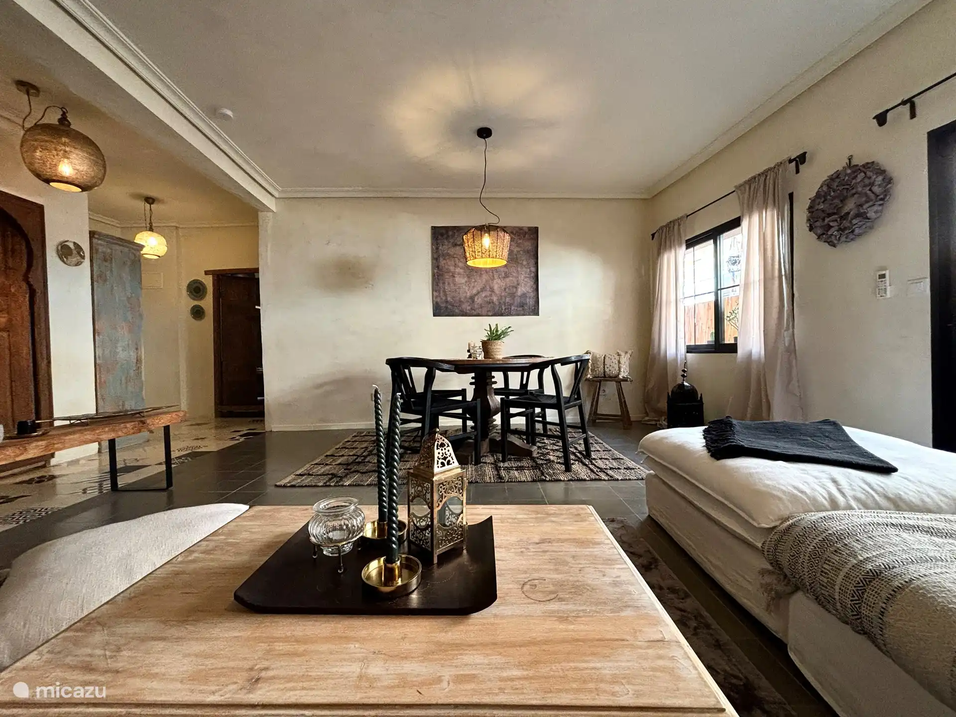 Ansicht vom Sofa auf Esstische / Couchtisch