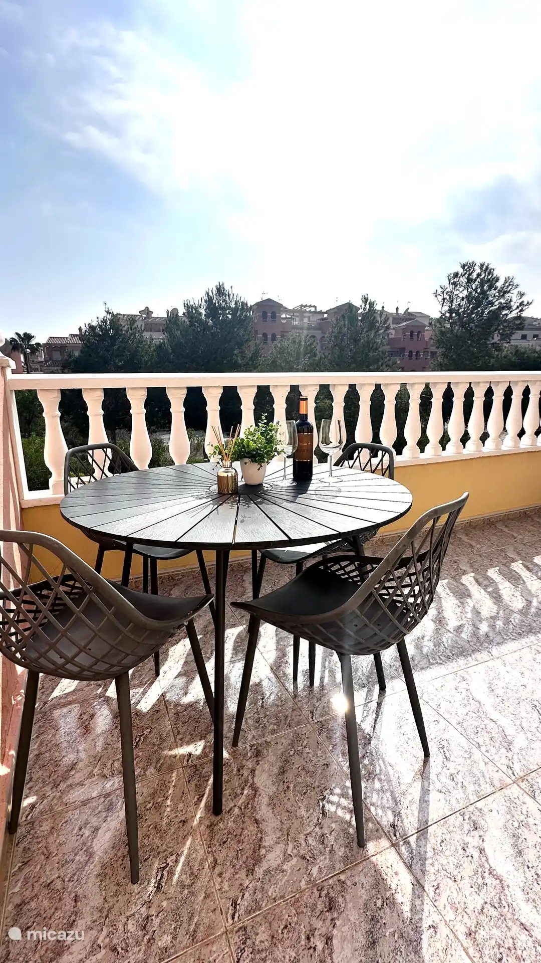 Terras zuid verbonden aan de slaapkamer