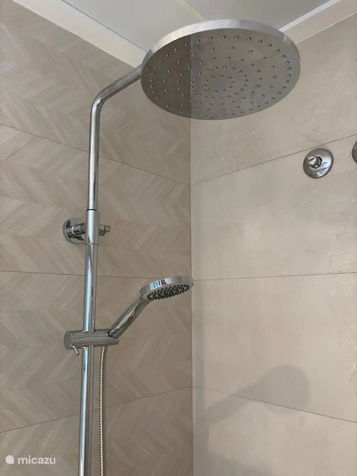 Regendouche en handdouche beide badkamers