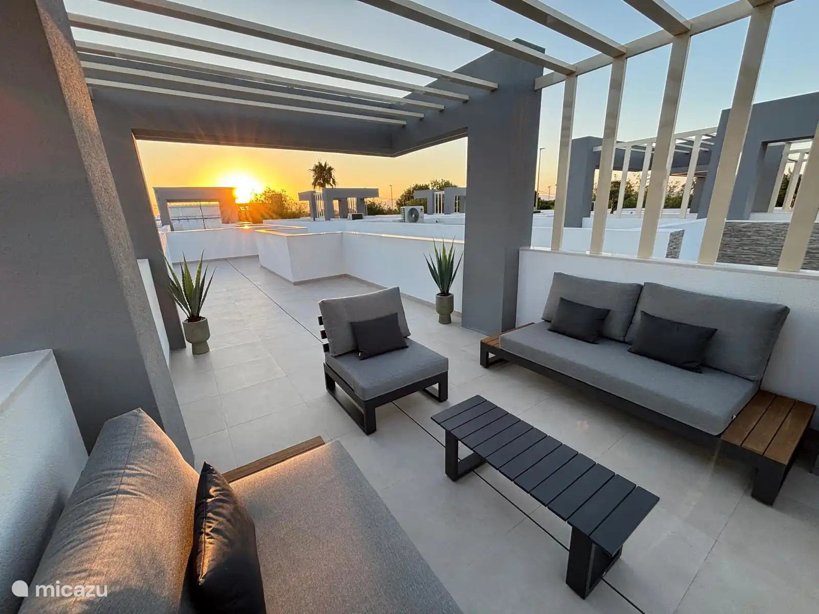 Dakterras bij ondergaande zon