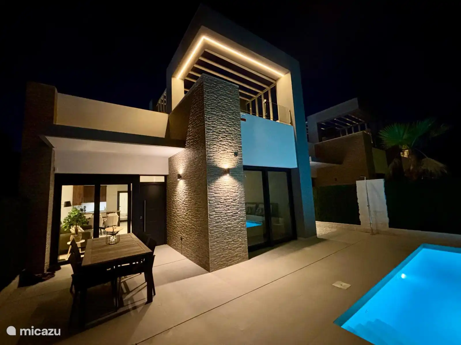 Voorzijde huis bij avond