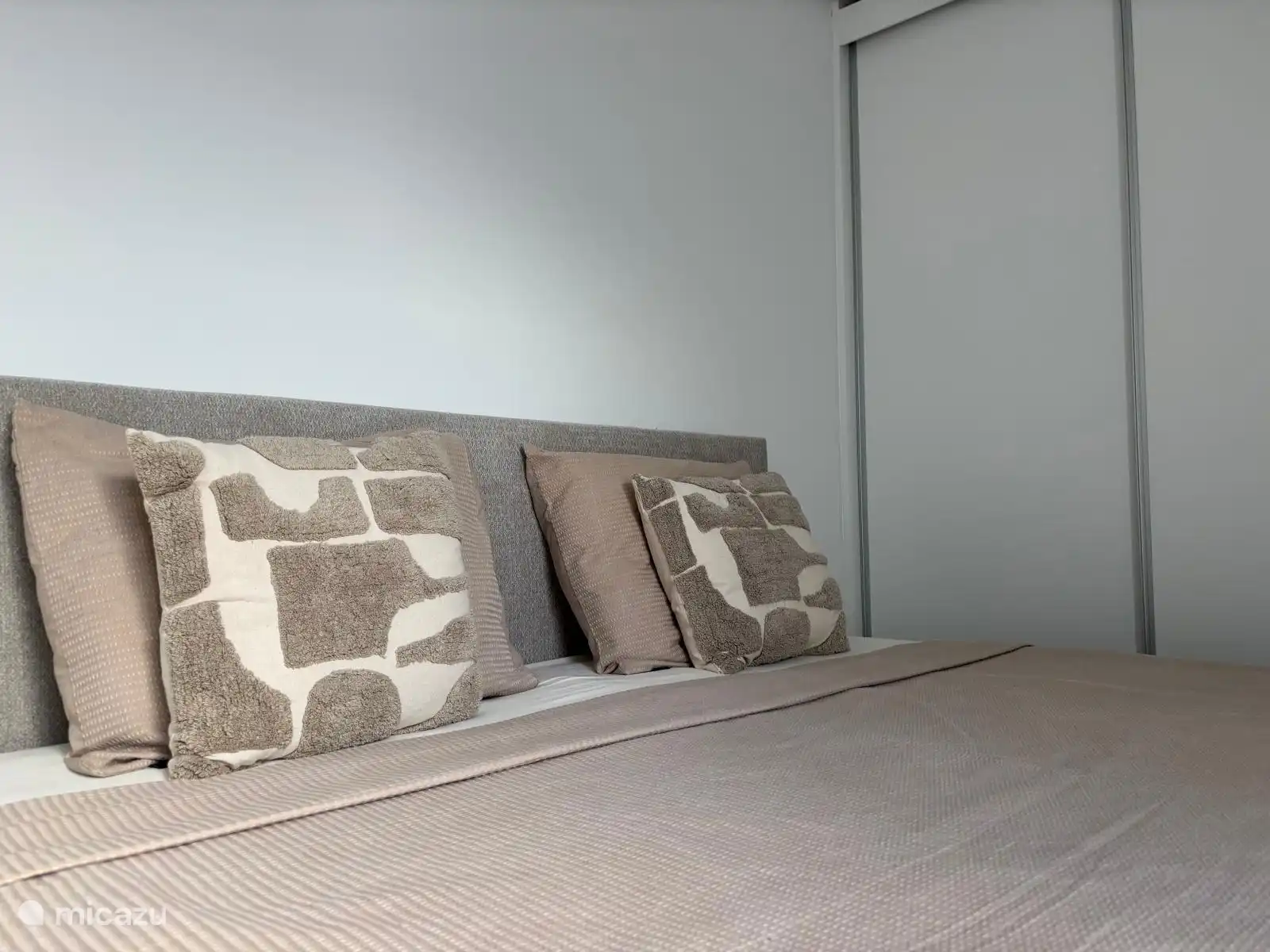 Slaapkamer 2 met inbouwkast 