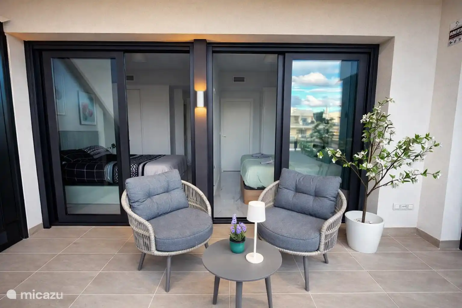 Terraza en las habitaciones con vistas a la piscina