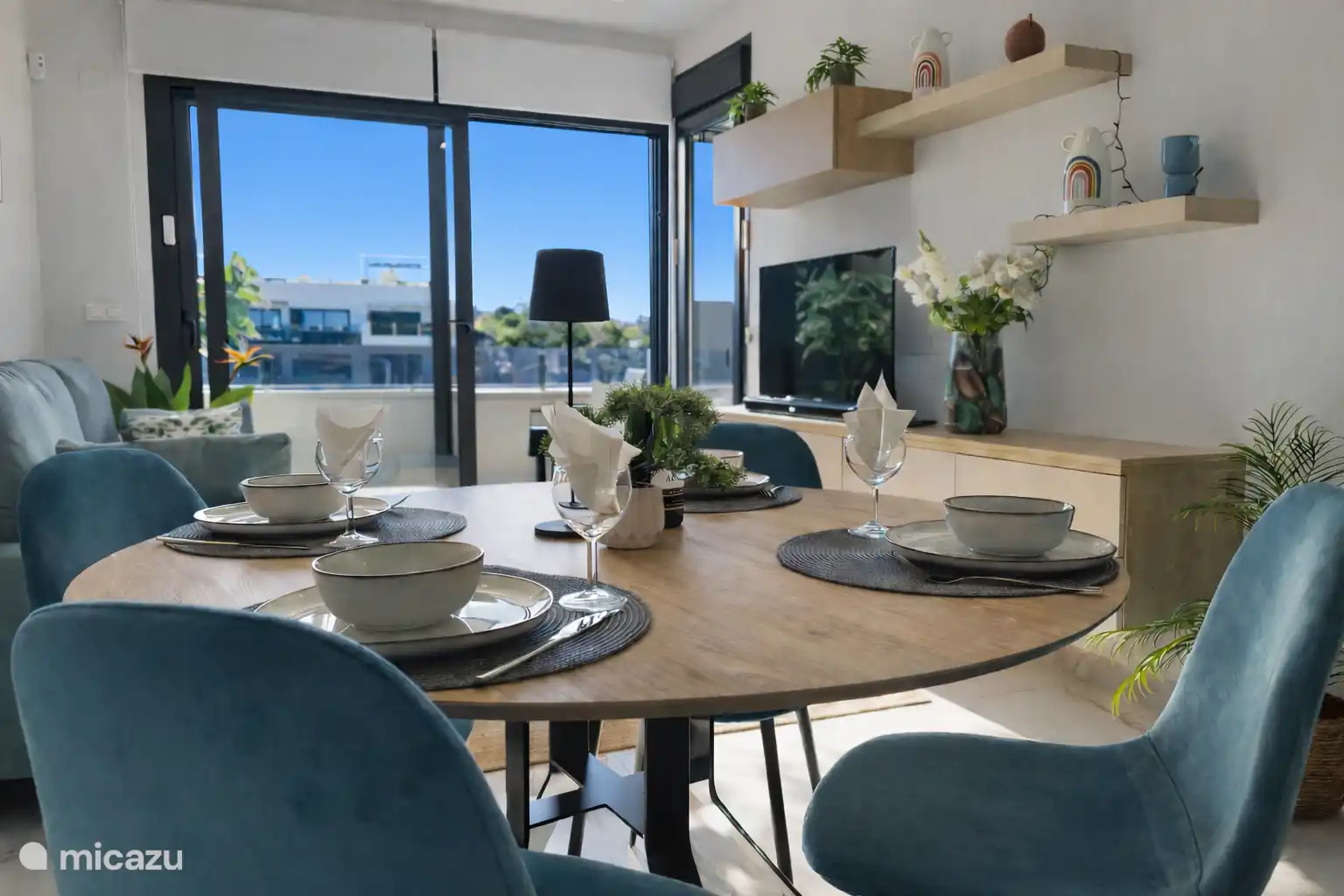 Mesa de comedor con vistas al salón 
