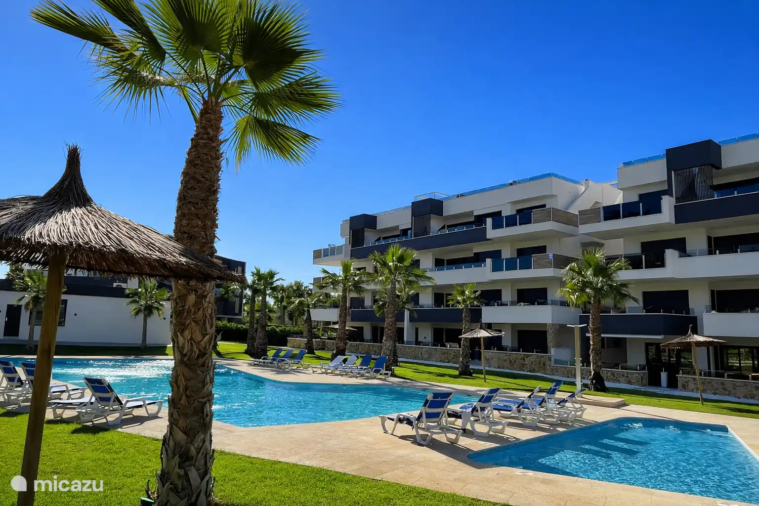 Piscina con vistas al apartamento 
