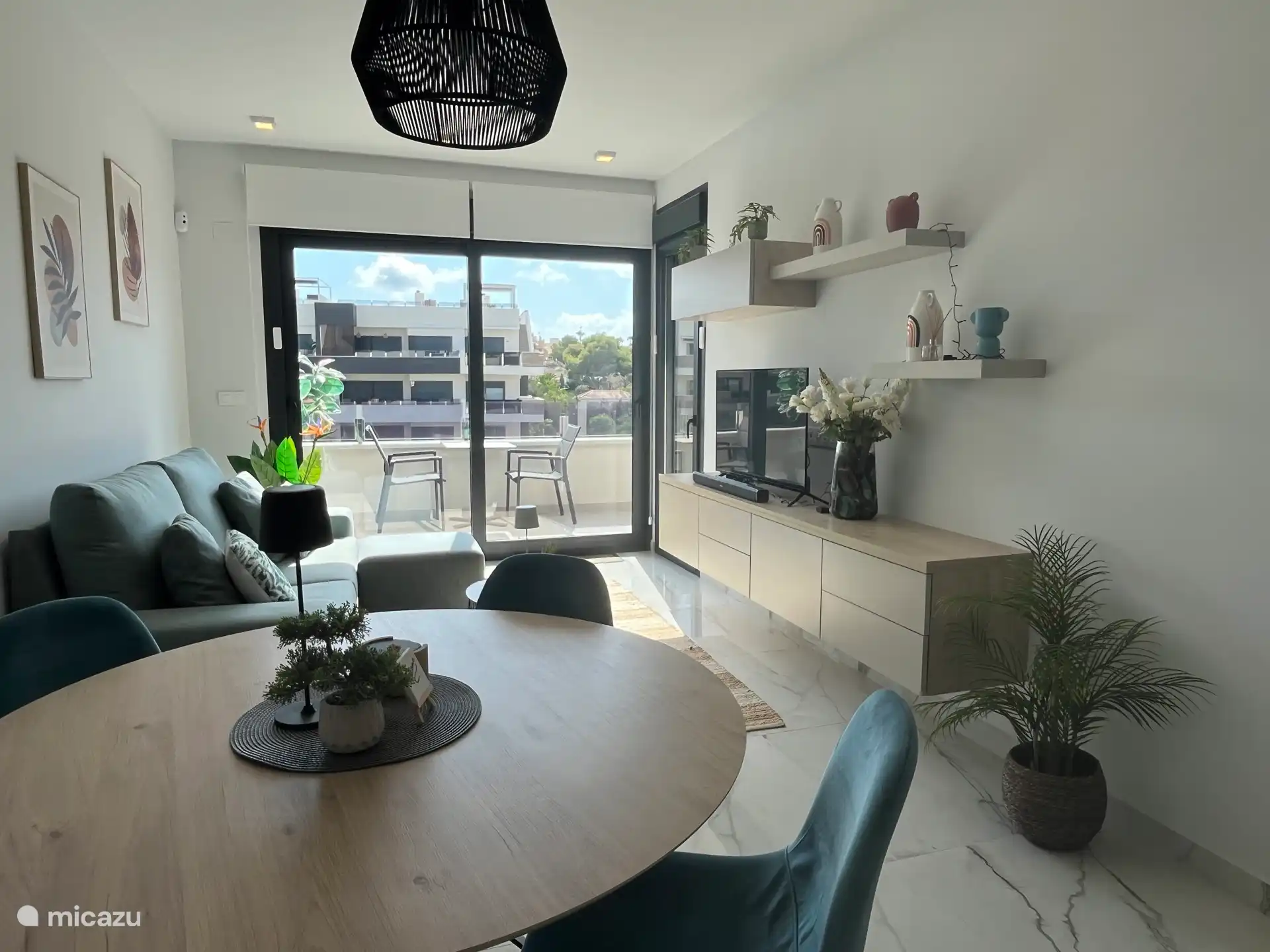 Salon avec vue sur le balcon