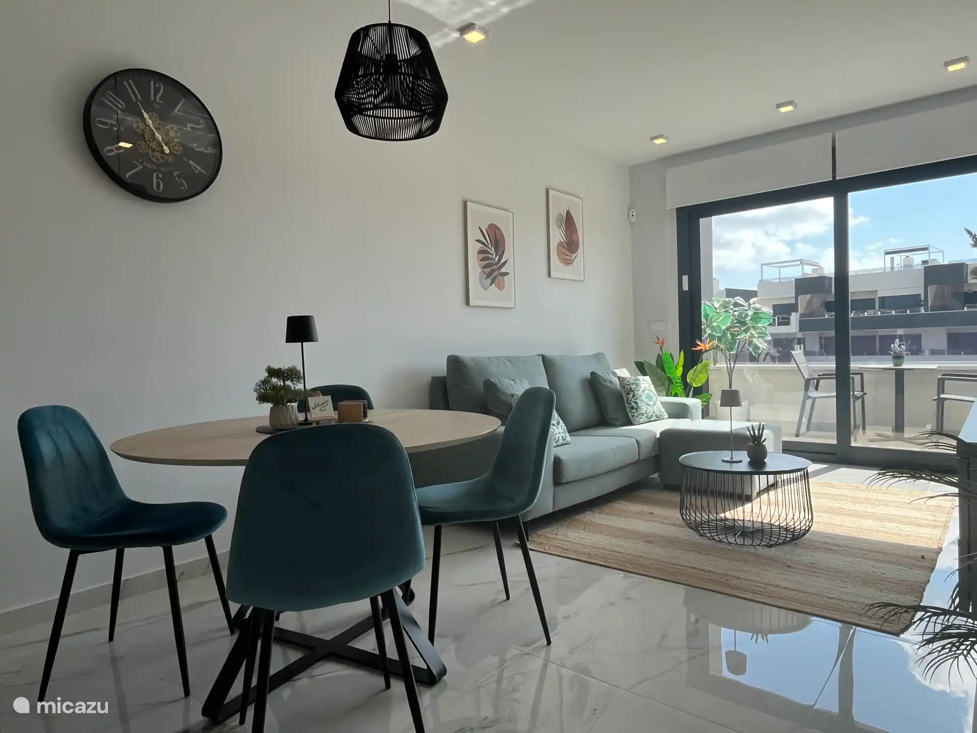 Salon avec table à manger et coin salon confortable