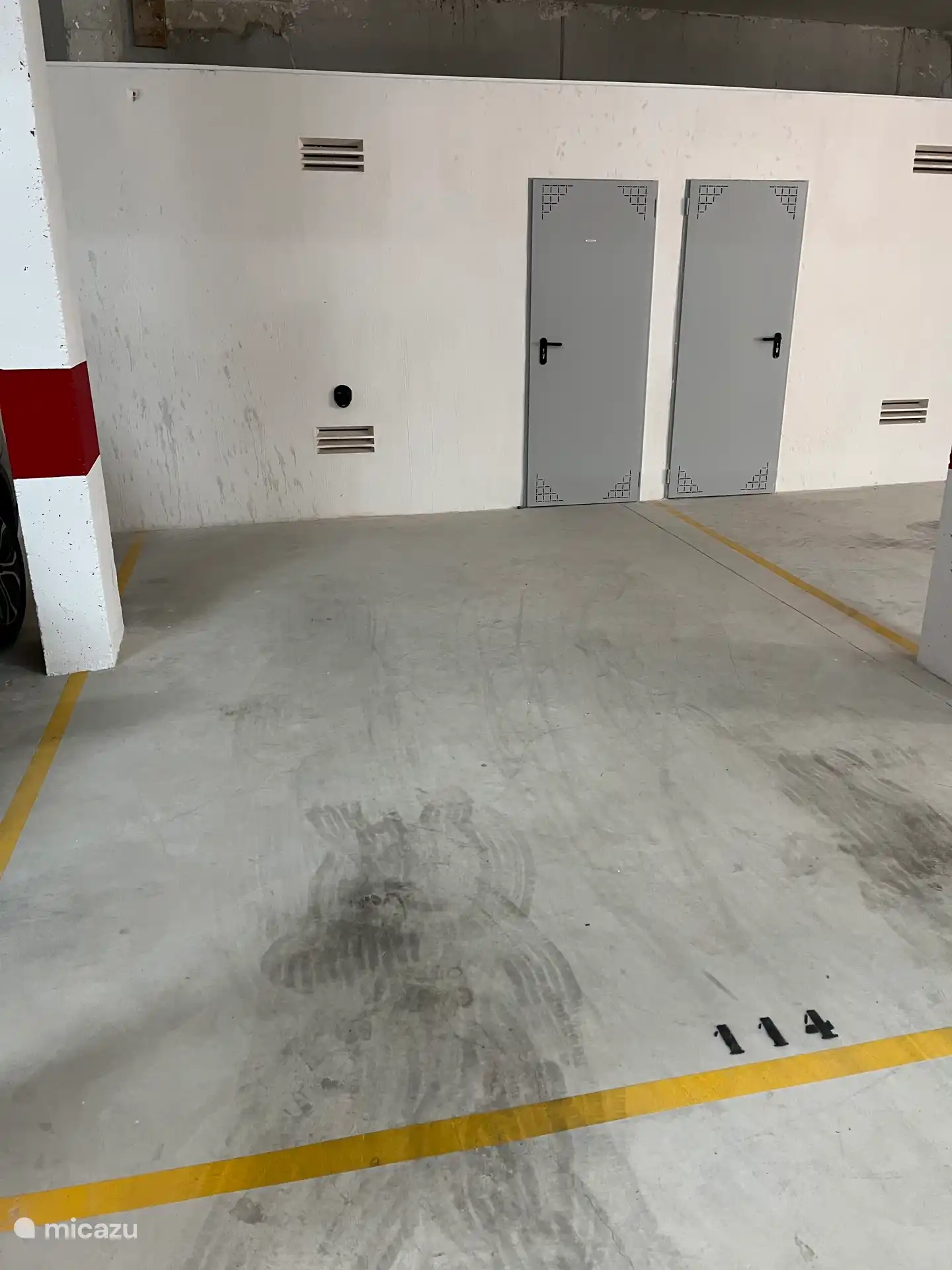 Place de parking souterraine avec crochet de vélo ancré